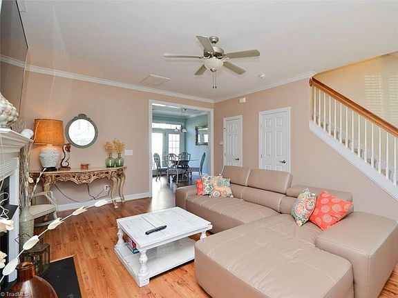 5th image of 35 Nandina Dr