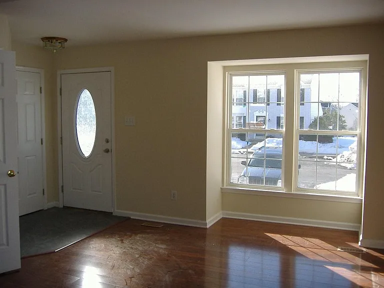 1207 Hunter Ln — Photo 3