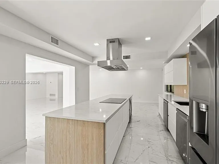112 E 1st Ct — Photo 9