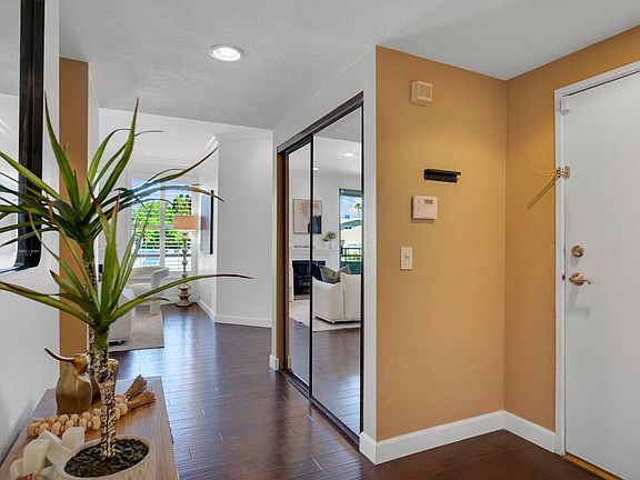 3rd image of 13920 Moorpark St APT 106