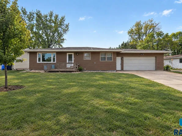 1916 E Sylvan Cir, Brandon, SD 57005