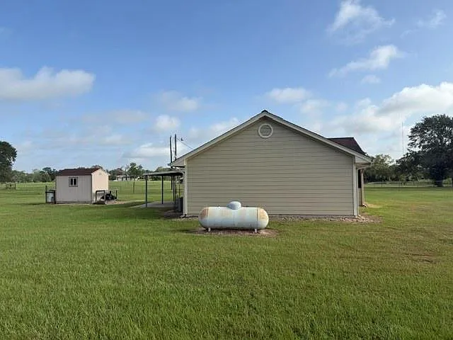 3 bed, 2.0 bath, 1008 sqft, $1,700 — Photo 3