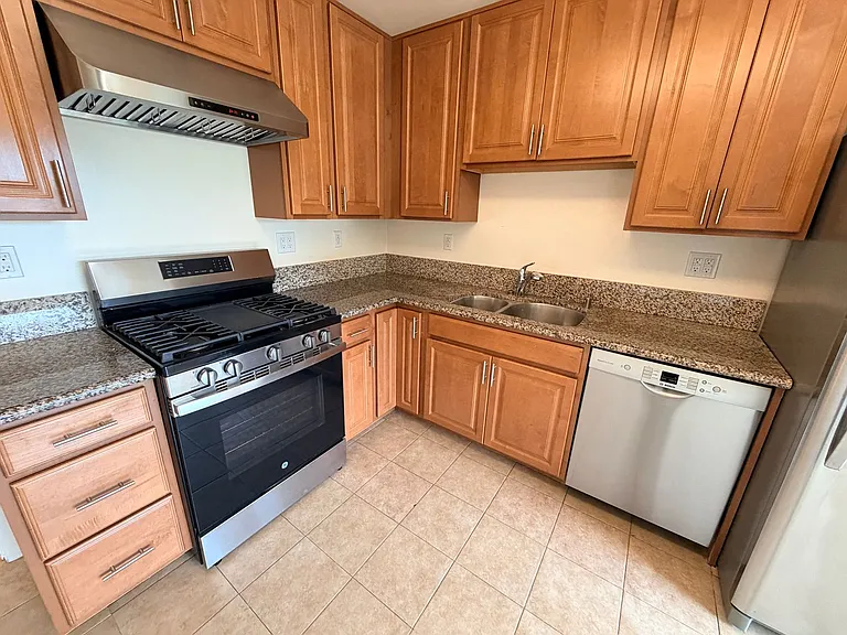 1724 Burrows St — Photo 13