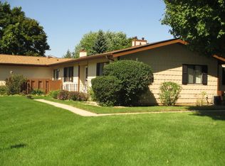 813 Wiltshire Dr APT 4, McHenry, IL 60050