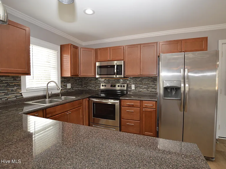 1008 Schall Pl — Photo 7