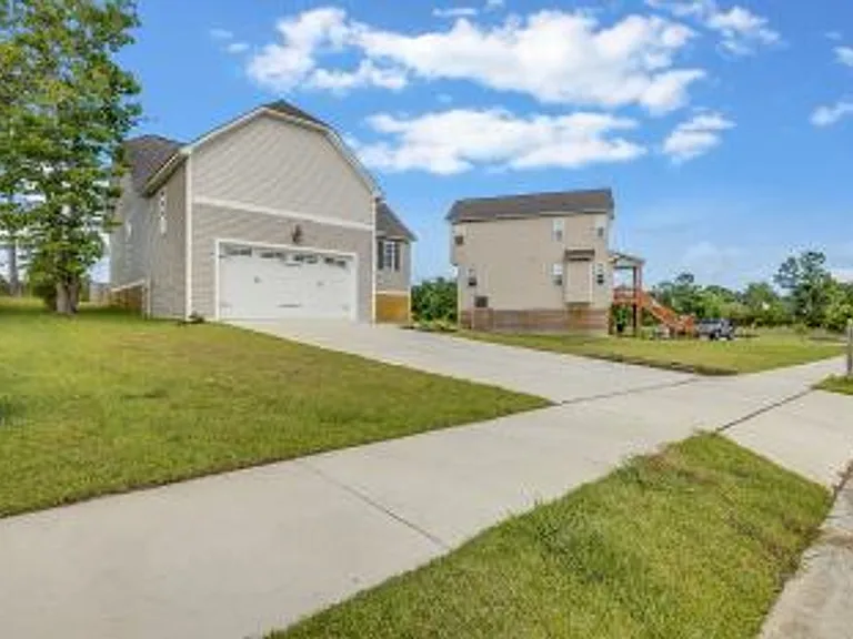 305 Broadleaf Dr — Photo 2