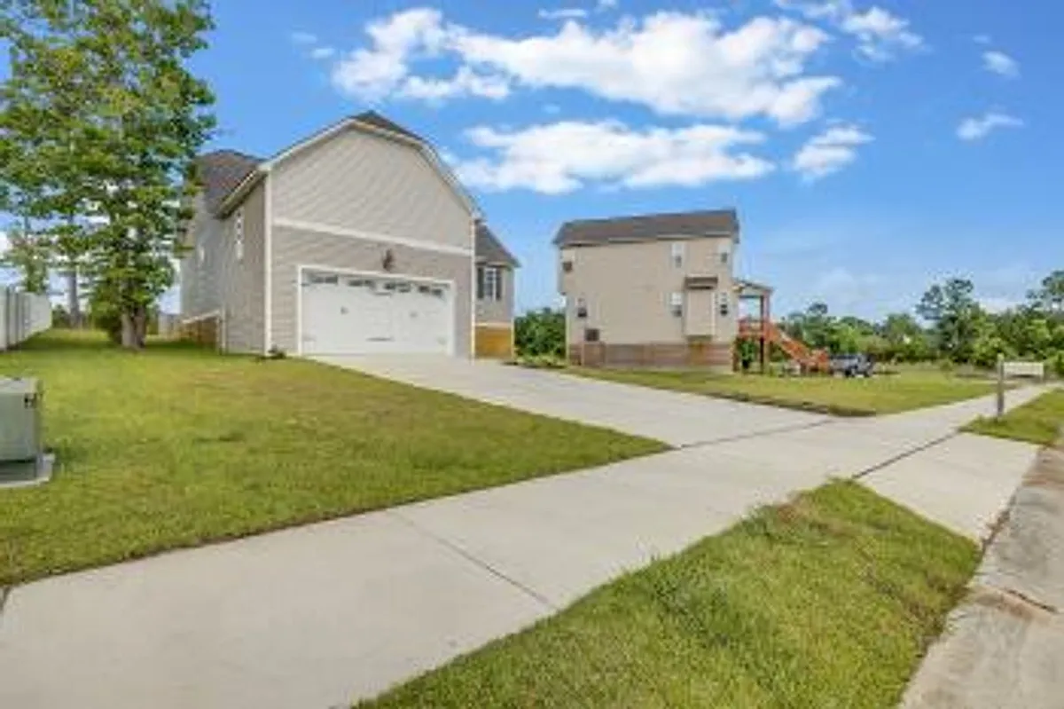 Building Photo - 305 Broadleaf Dr