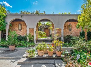 1018 Summit Dr, Beverly Hills, CA 90210