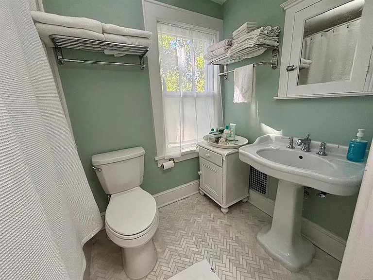 63 Kings Hwy N — Photo 12
