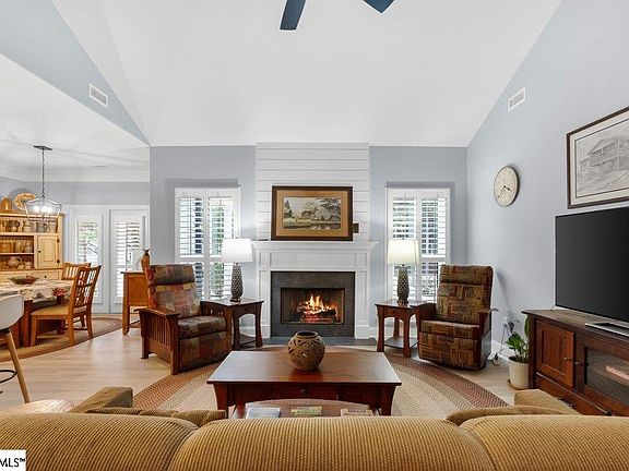 3rd image of 66 Dendy St