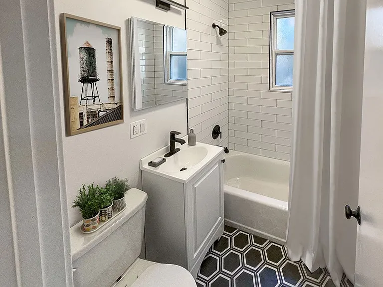 Dakin Court - 910 W Dakin St — Photo 7