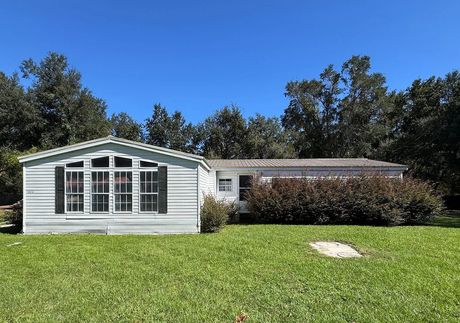 Spacious Furnished 3 Bedroom, 2 Bath Triple-Wide Manufactured Home South of Live Oak, FL — Photo 1