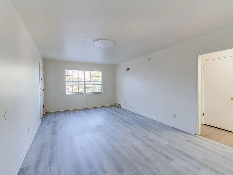 (483) 5830-44 Bermuda Rd — Photo 3