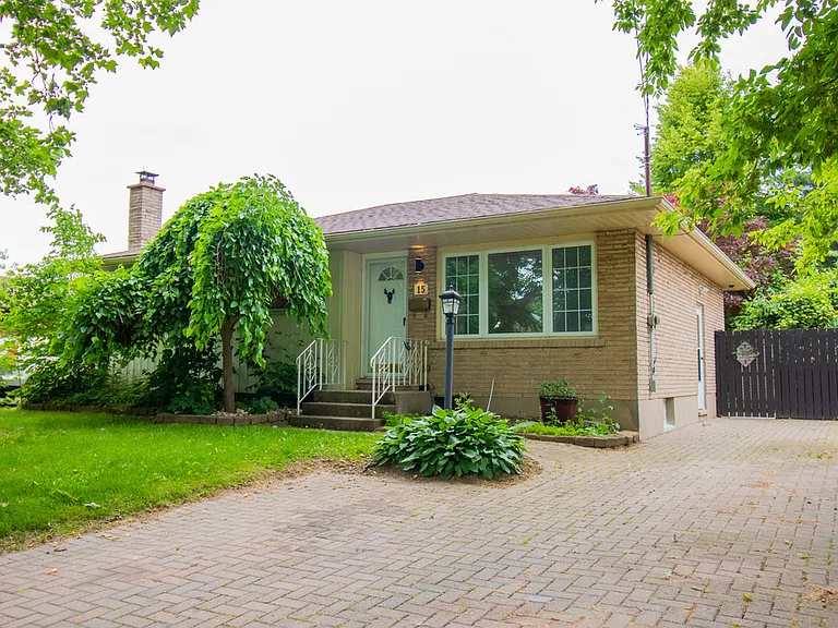 15 Sheridan Dr — Photo 2