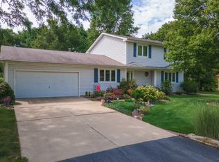 8808 Heatherdowns Rd, Bloomington, IL 61705