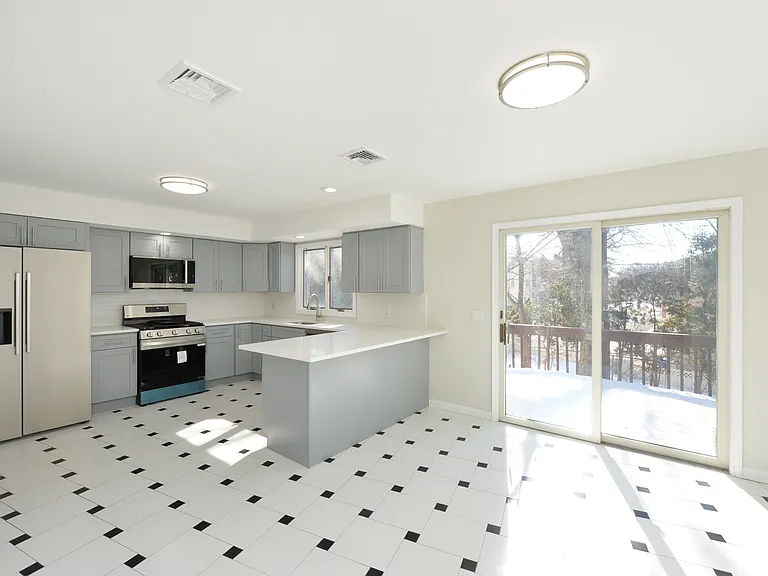 472 Central Blvd — Photo 5