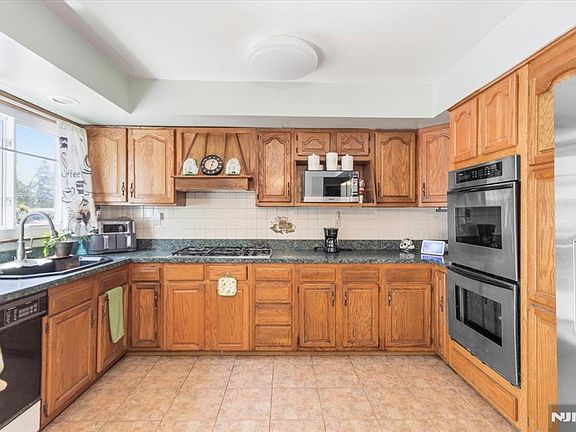 5th image of 62 Front St #64
