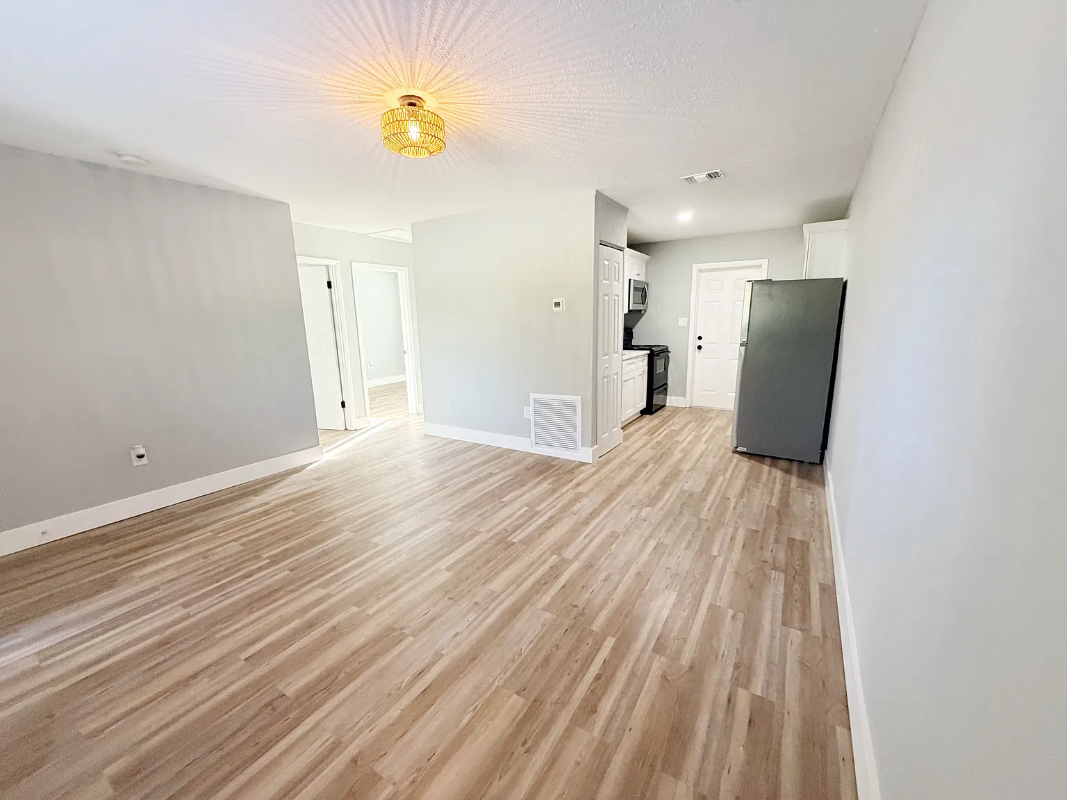 2 bed, 700 sqft, $1,800 — Photo 2