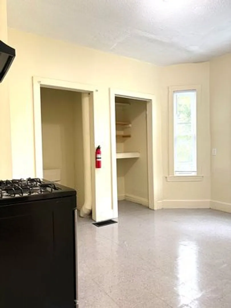 Allston Town House (3.5 bed 1 bath) - Available Now/Flexible Move In — Photo 2