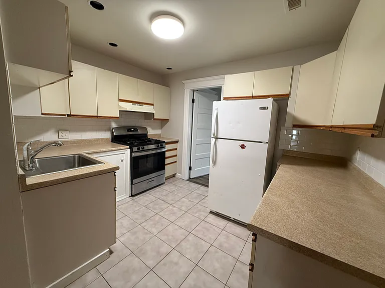 597 Park St #3 — Photo 6