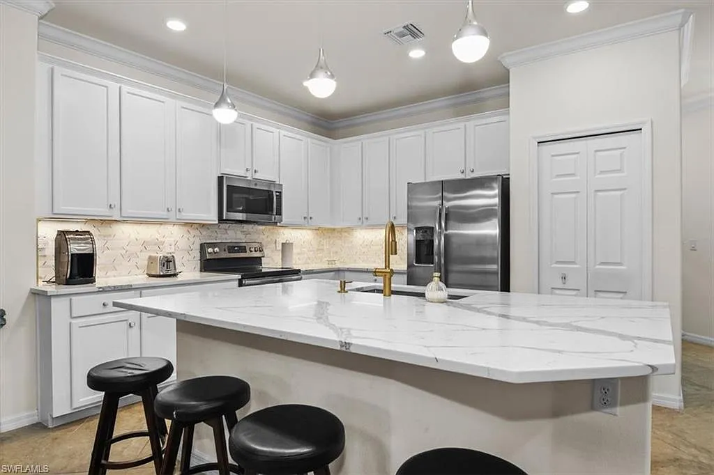 3 bed, 2.0 bath, 1600 sqft, $3,000 — Photo 3