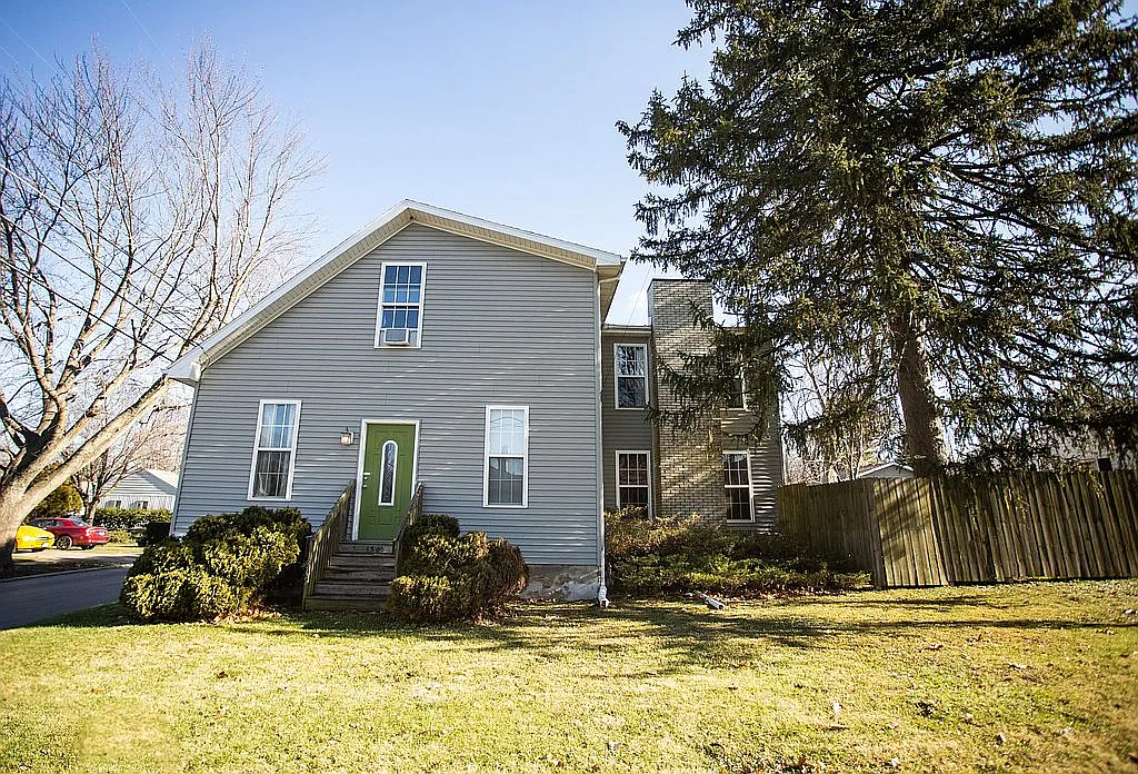1302 Low St photo 1