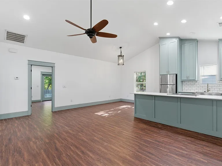 1731 W Elm St — Photo 20
