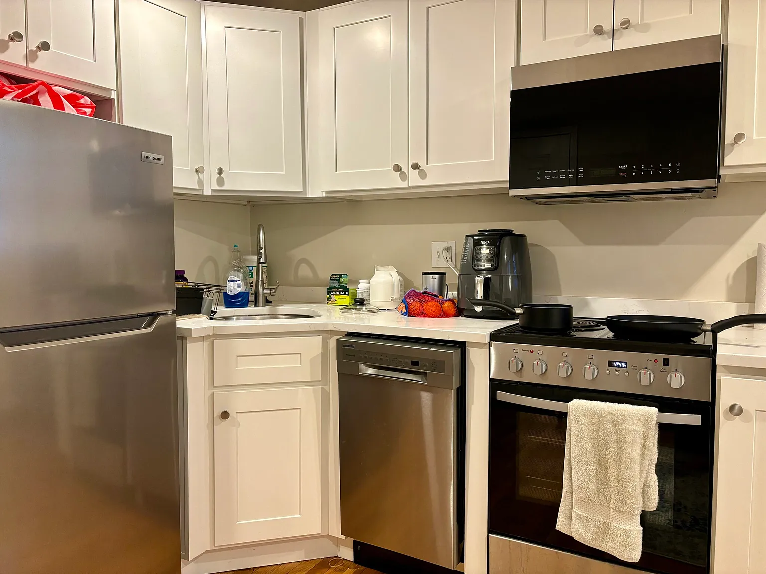 2 bed, 1.0 bath, $3,000 — Photo 2