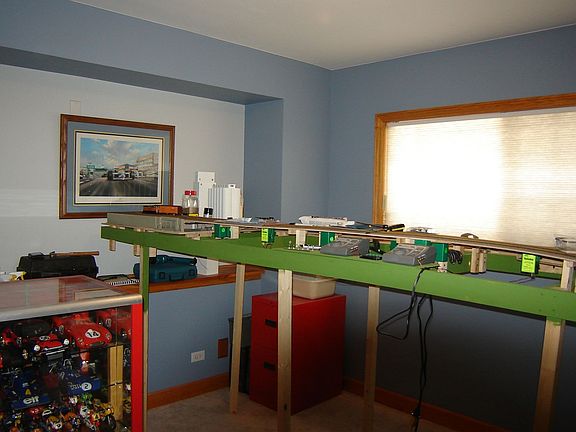 5th image of 887 Essex Cir