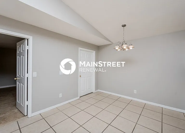 828 Trina Ln — Photo 3