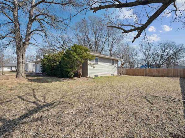 125 Circle Dr, Manchester, IA 52057