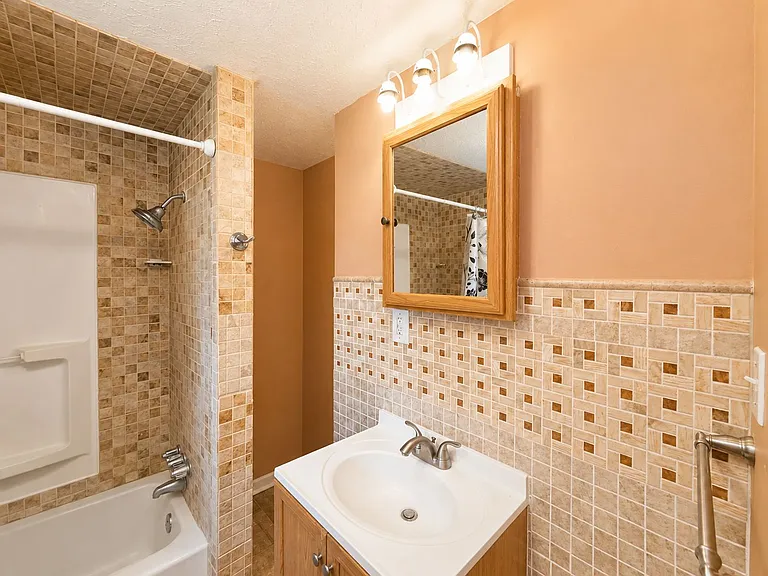 208 1/2 E Cherry St #1 — Photo 6