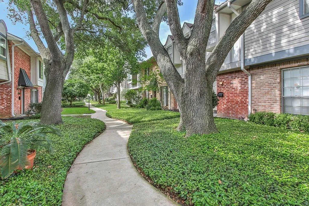 4 bed, 2.5 bath, 2376 sqft, $2,500 — Photo 3