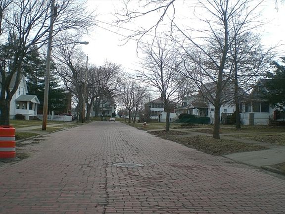 5th image of 9204 Bancroft Ave