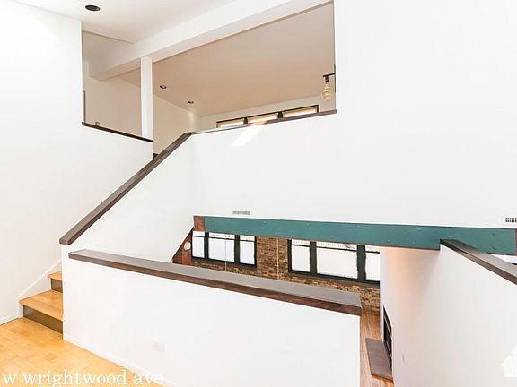 2nd image of 932 W Wrightwood Ave #221
