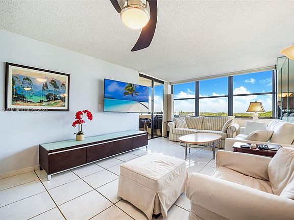 4th image of 2555 Collins Ave APT 906