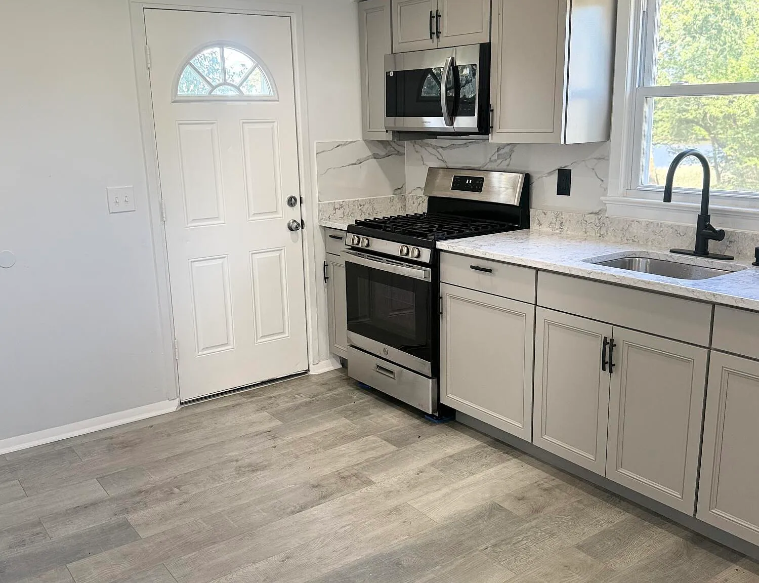3 bed, 1728 sqft, $3,200 — Photo 3