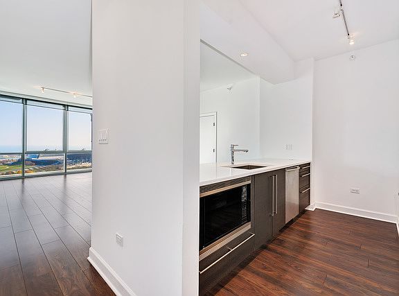 5th image of 1201 S Prairie Ave APT 1904