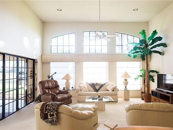 5th image of 521 Clubhouse Dr