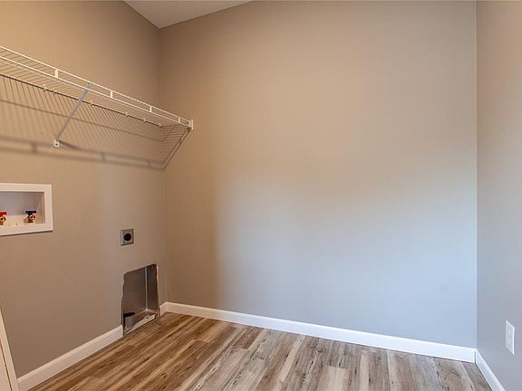 2nd image of 1419 Applewood Dr #&-1421