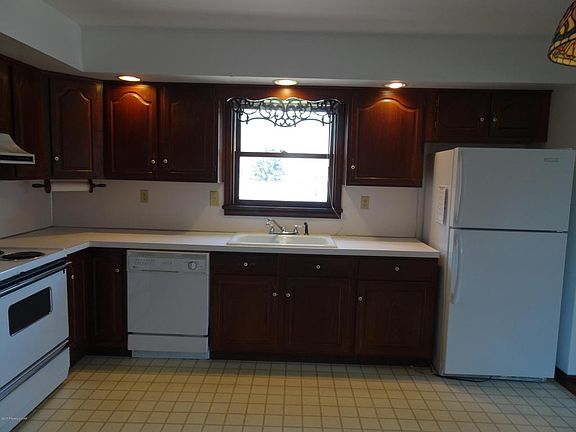 4th image of 10 Bond Ave