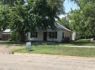 612 W 4th St, Beloit, KS 67420
