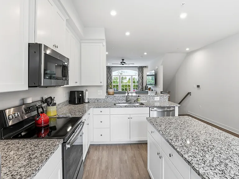 4915 Crest View Dr — Photo 15