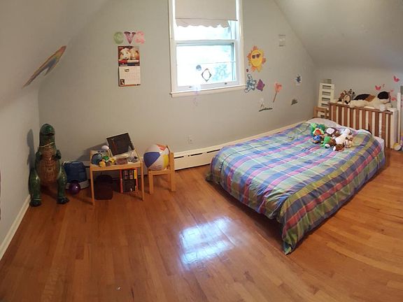 Second upstairs bedroom