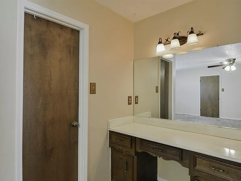 13915 Roundstone Ln — Photo 30