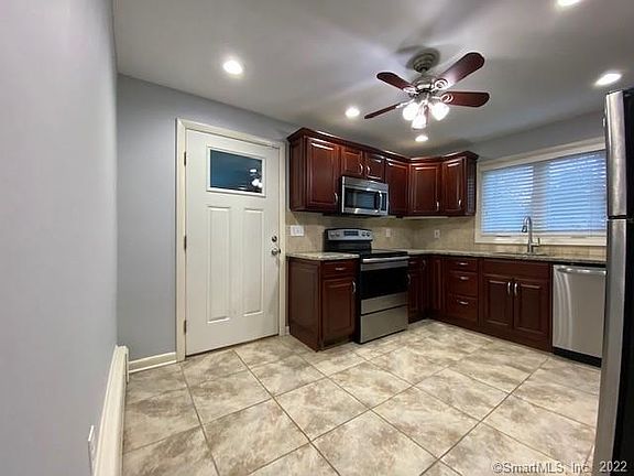 5th image of 32 Lynwood Dr