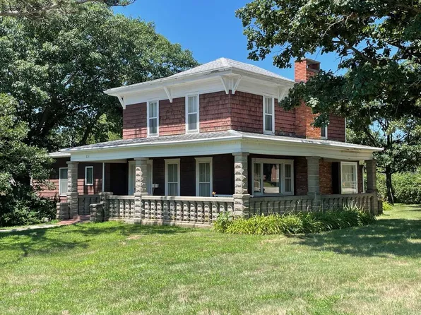 221 E Fairfield St, Clay Center, NE 68933