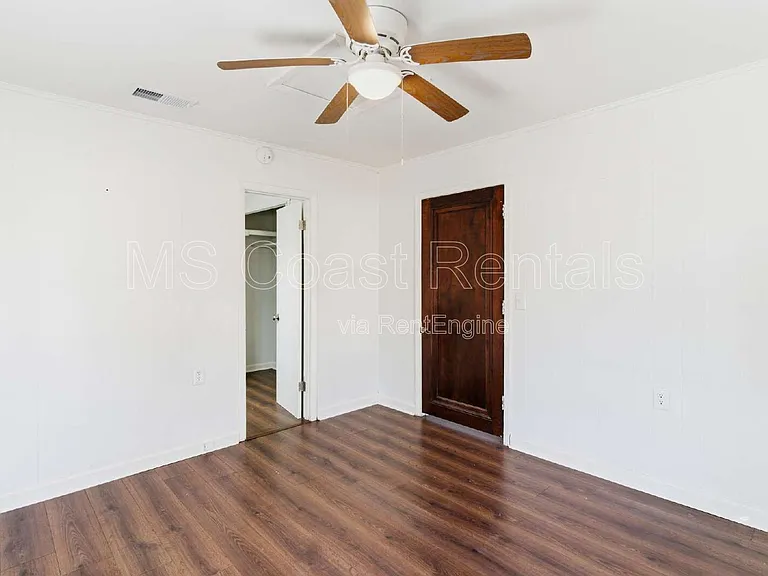 20 Martha Ave — Photo 17