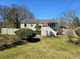 615 Sleepy Hollow Dr, Shirley, NY 11967