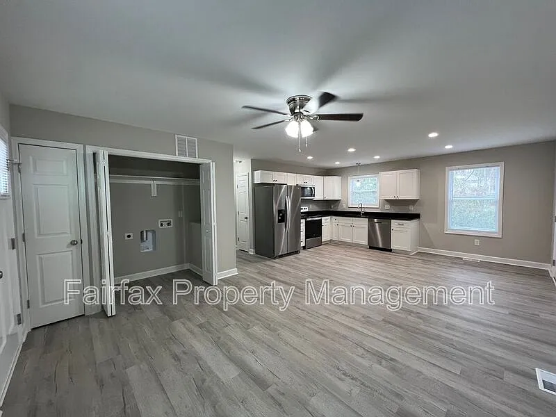 2 bed, 1.0 bath, 800 sqft, $1,295 — Photo 2